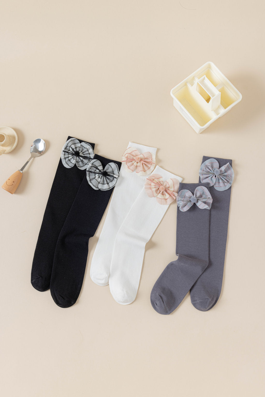 FLOWER APPLIQUE KNEE LENGTH SOCKS