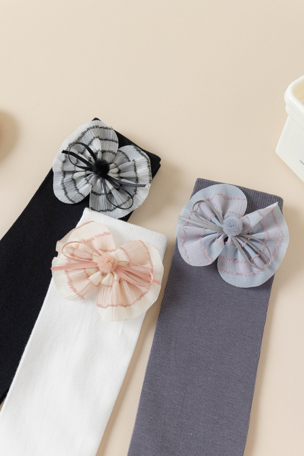 FLOWER APPLIQUE KNEE LENGTH SOCKS