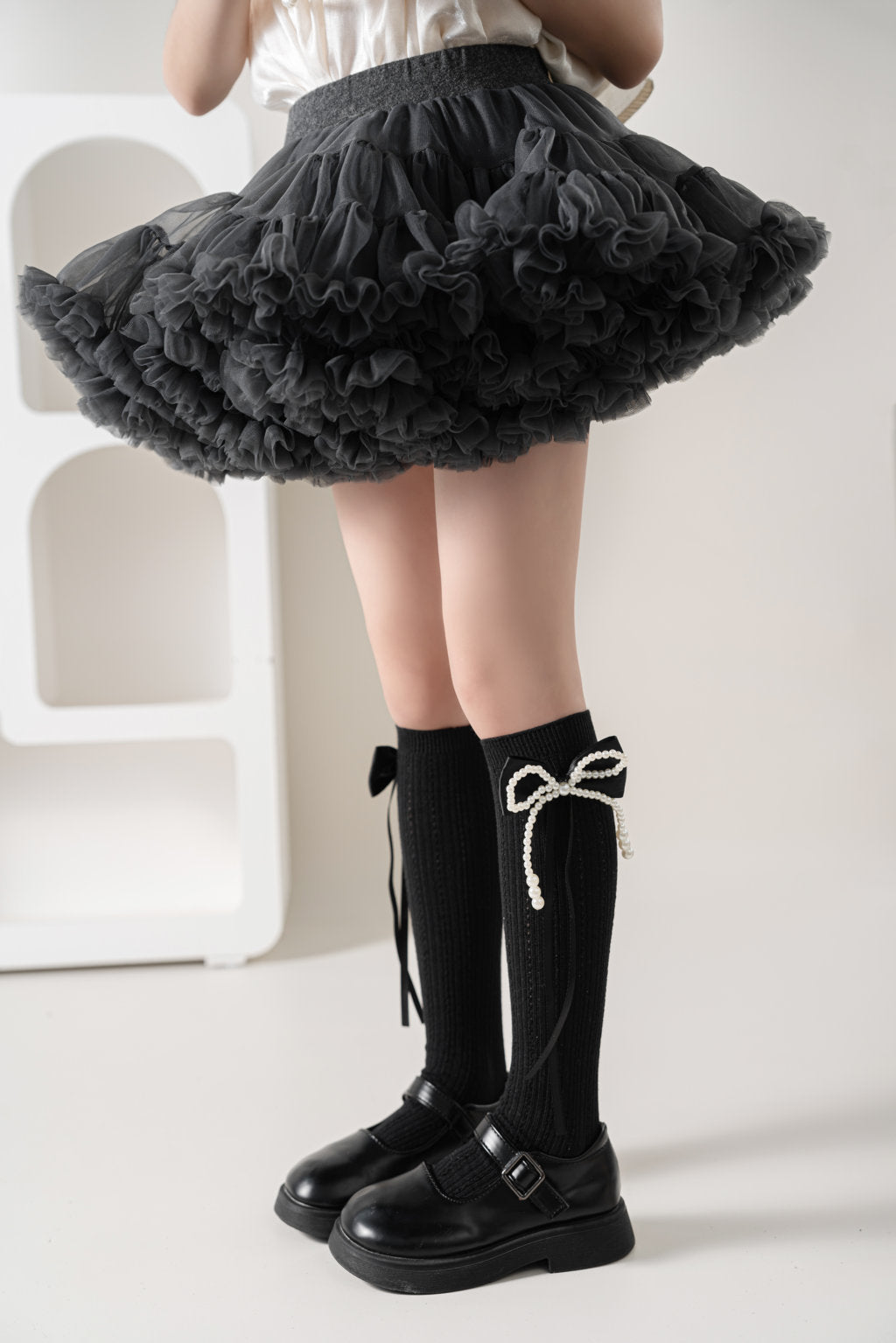 PEARL & KNOT DETAILED KNEE LENGTH SOCKS