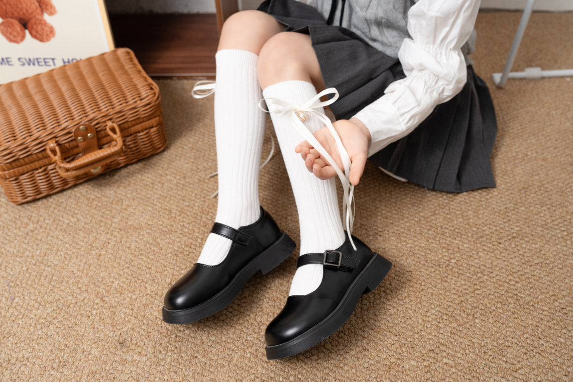 RIBBONED KNOT DETAILED PEARL APPLIQUE KNEE LENGTH SOCKS