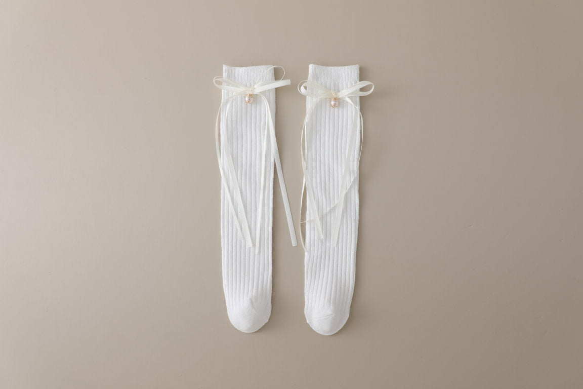 RIBBONED KNOT DETAILED PEARL APPLIQUE KNEE LENGTH SOCKS