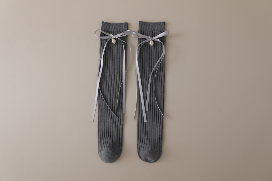 RIBBONED KNOT DETAILED PEARL APPLIQUE KNEE LENGTH SOCKS