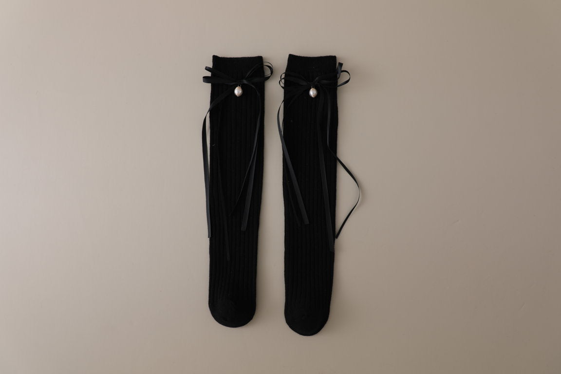 RIBBONED KNOT DETAILED PEARL APPLIQUE KNEE LENGTH SOCKS
