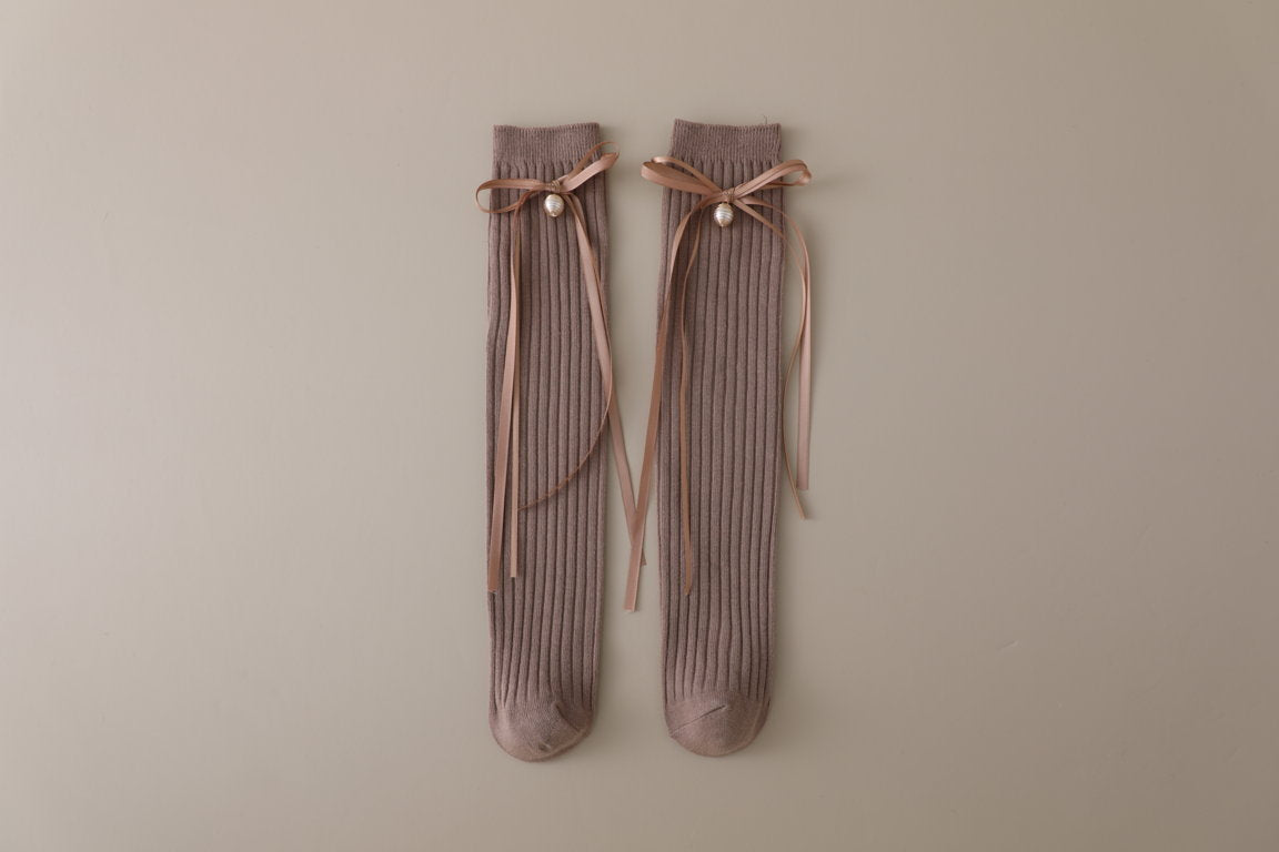 RIBBONED KNOT DETAILED PEARL APPLIQUE KNEE LENGTH SOCKS
