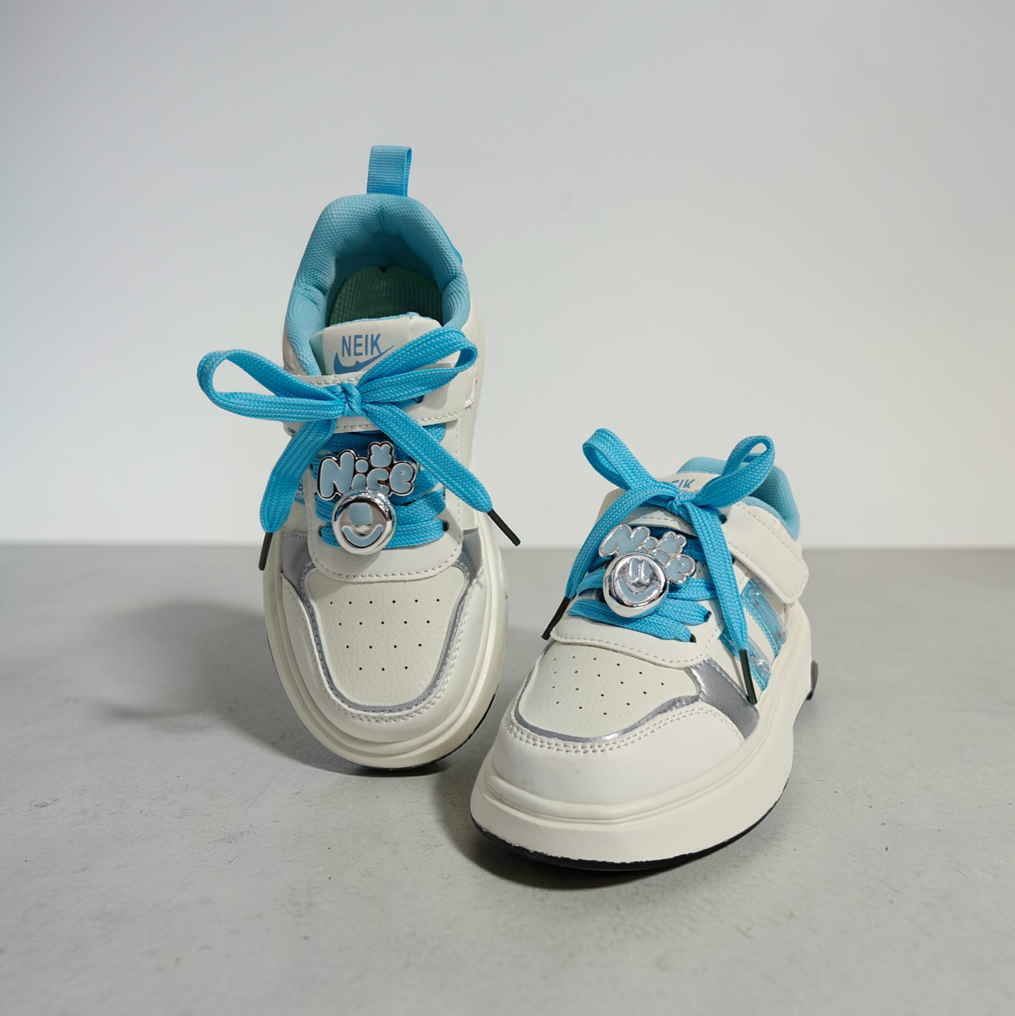 SMILE CHARM APPLIQUE SNEAKERS - WHITE & BLUE