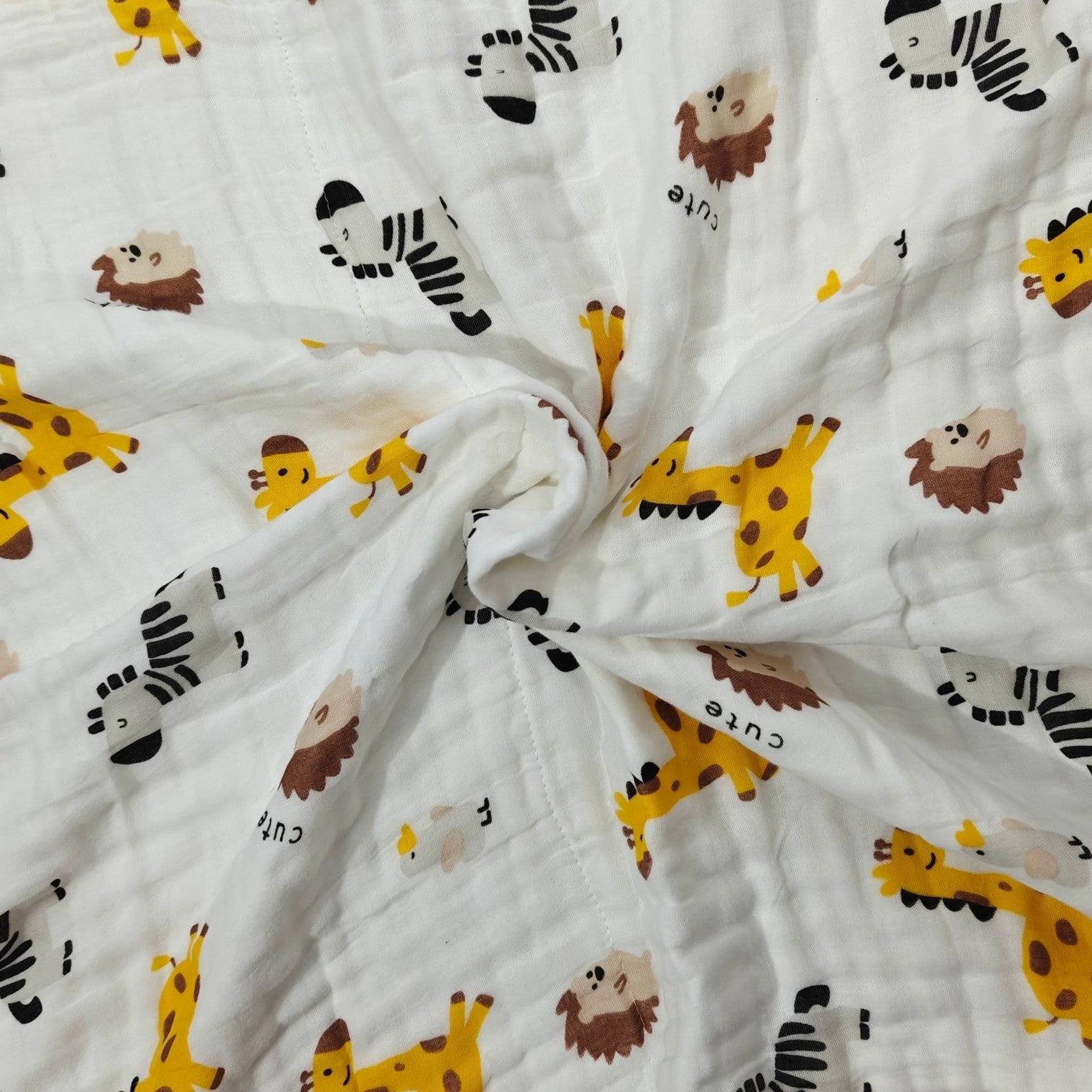 GIRFFE PRINT 6 LAYERS 100% MUSLIN TOWEL LARGE - WHITE