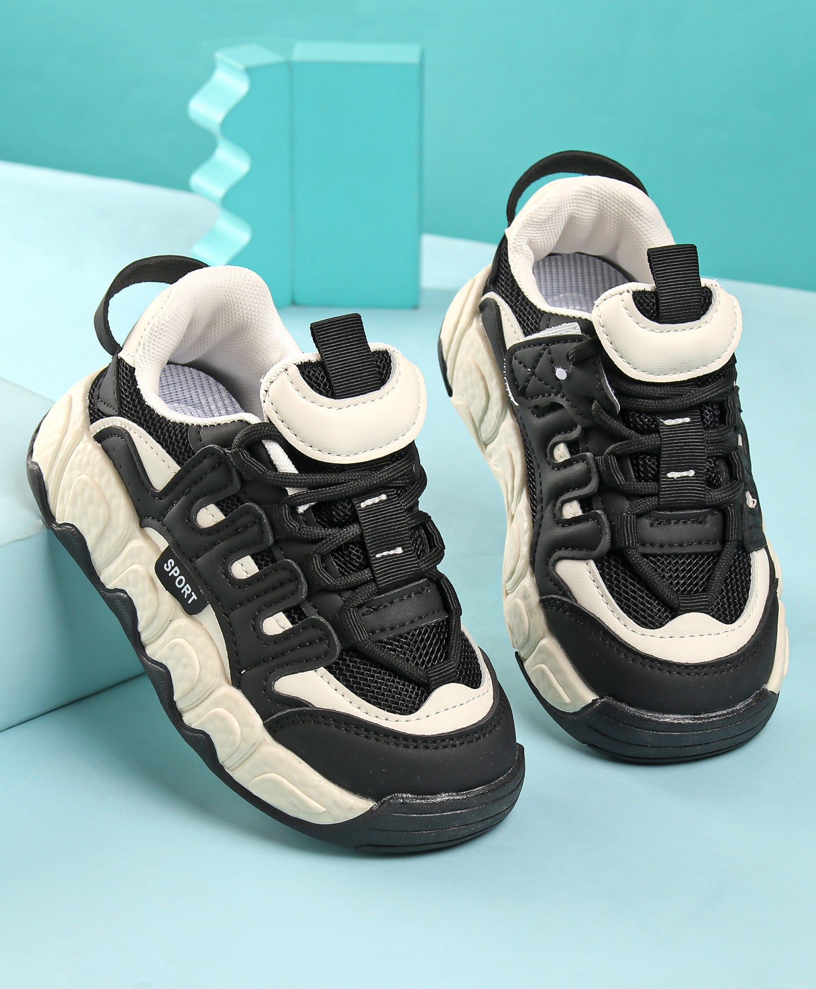 LACE DESIGN SNEAKERS - WHITE & BLACK