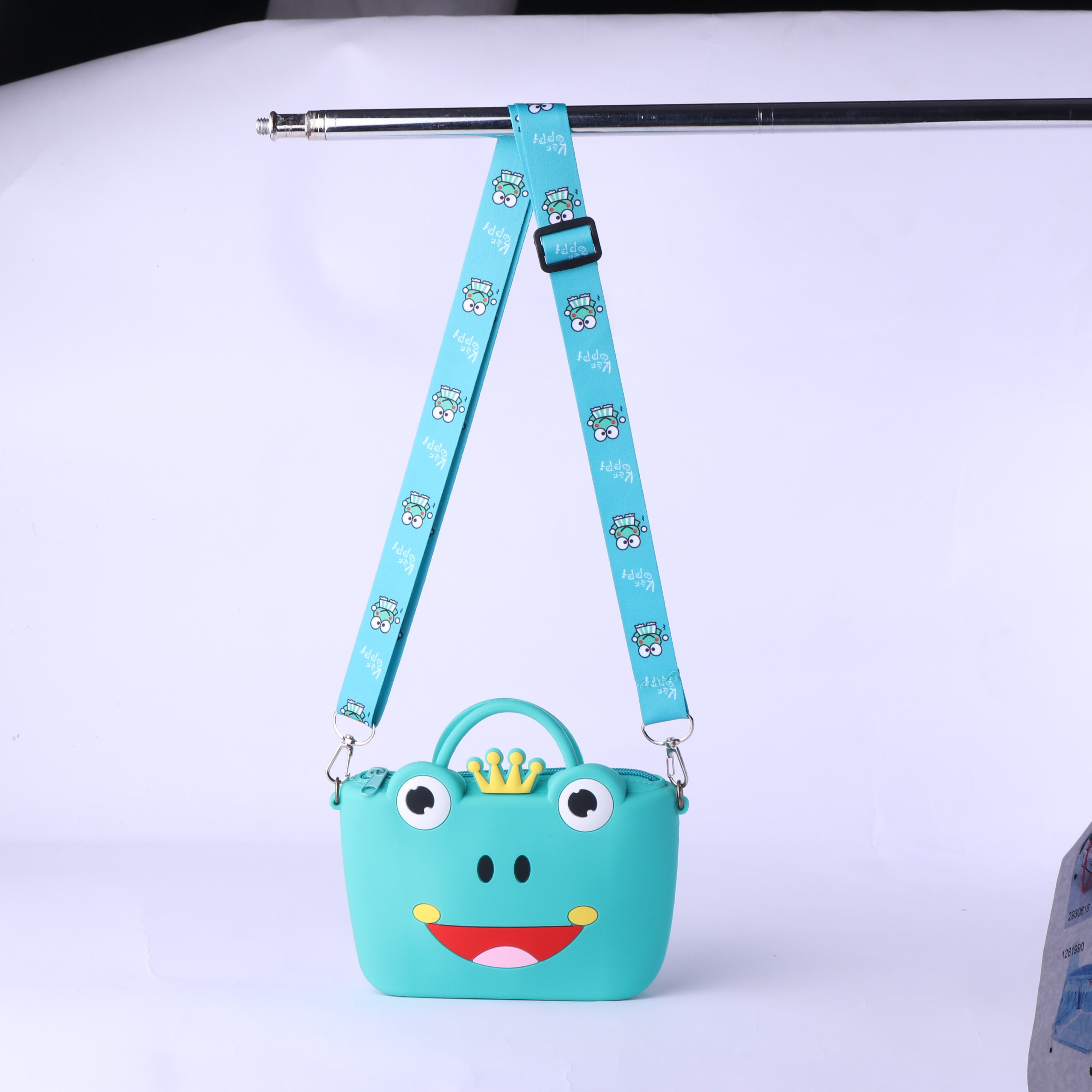 FROG KING SILICON BUCKET SLING BAG - GREEN