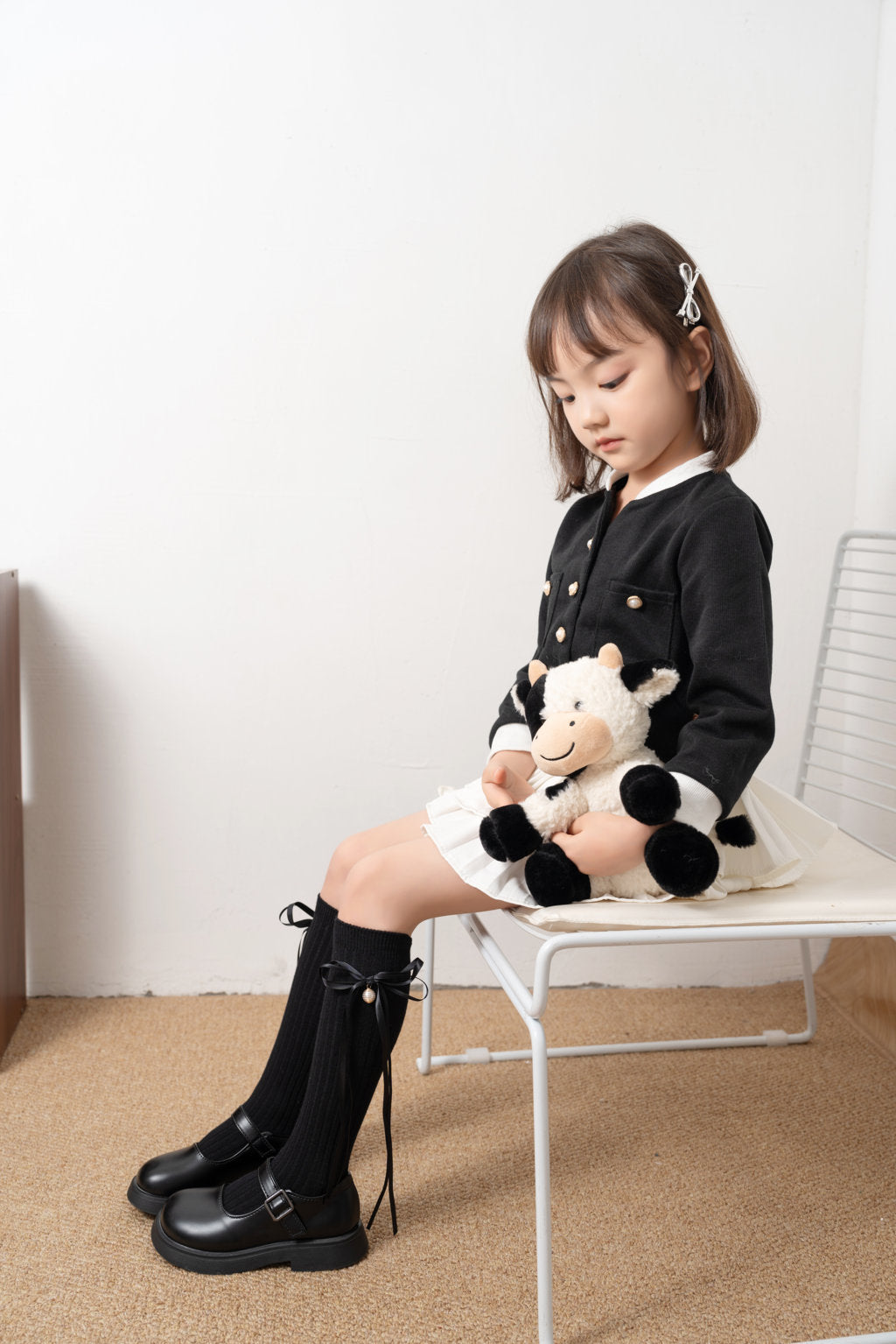 RIBBONED KNOT DETAILED PEARL APPLIQUE KNEE LENGTH SOCKS