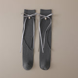 RIBBONED KNOT DETAILED PEARL APPLIQUE KNEE LENGTH SOCKS